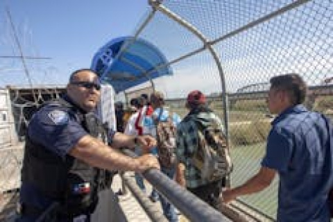 
 Migrantes centroamericanos camino a los Estados Unidos. En la imagen, de febrero de 2019, pasan por Piedras Negras, Estado de Coahuila, México. Julio Cesar Aguilar/AFP
