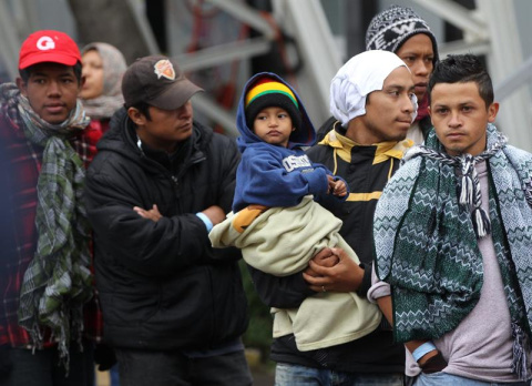 
 Integrantes de la segunda caravana de migrantes centroamericanos permanecen en el complejo deportivo Jesús Martínez "Palillo", en medio de una onda gélida que afecta al país hoy, jueves 15 de noviembre de 2018, en Ciudad de México (México). Foto:
