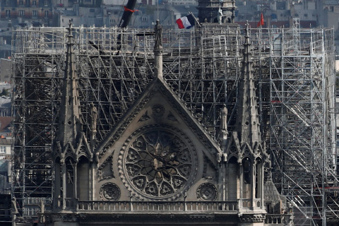 El rosetón de la Catedral de Nôtre Dame, en París, dos días después del devastador incendio que sufrió. REUTERS/Benoit Tessier