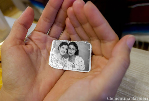 Isabel Montes sostiene una foto de ella de joven con Virtudes González, una de las Trece Rosas