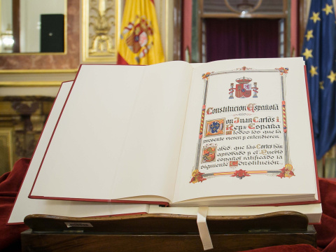 Ejemplar de la Constitución española de 1978 que se exhibe en el Congreso de los Diputados. Ejemplar de la Constitución española de 1978 que se exhibe en el Congreso de los Diputados.