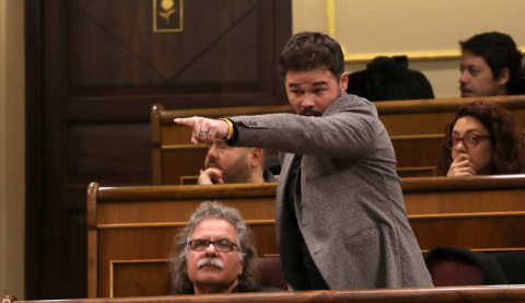 El diputado de ERC Gabriel Rufian, en el Pleno del Congreso, cuando fue expulsado por la presidenta de la Cámara por la presidenta de la Cámara, Ana Pastor. REUTERS/Susana Vera