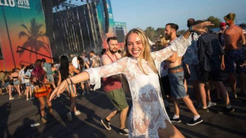 
 Una joven disfruta de un festival veraniego entre la multitud de la gente. (EFE)