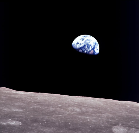Salida de la Tierra, la vista de nuestro planeta desde la órbita lunar. Bill Anders, Apollo 8, NASA Salida de la Tierra, la vista de nuestro planeta desde la órbita lunar. Bill Anders, Apollo 8, NASA