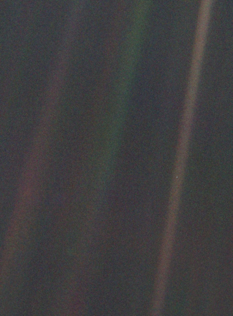 La Tierra desde el sistema solar, visible como un minúsculo punto azul pálido en el centro de la franja marrón situada a la derecha. NASA, Voyager 1
La Tierra desde el sistema solar, visible como un minúsculo punto azul pálido en el centro de la franja marrón situada a la derecha. NASA, Voyager 1