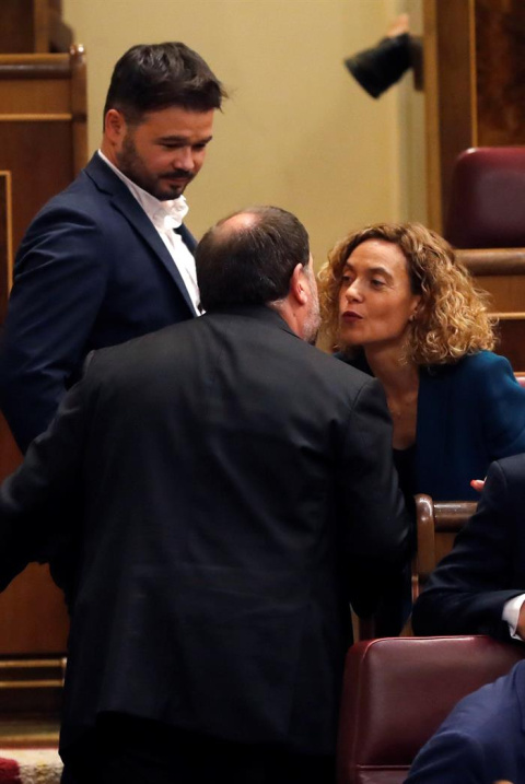 La presidenta del Congreso, Meritxell Batet, saluda al diputado electo de ERC en prisión preventiva Oriol Junqueras ante el diputado de Esquerra Gabriel Rufián, durante la sesión constitutiva de las nuevas Cortes Generales de la XIII Legislatura. EFE/ La presidenta del Congreso, Meritxell Batet, saluda al diputado electo de ERC en prisión preventiva Oriol Junqueras ante el diputado de Esquerra Gabriel Rufián, durante la sesión constitutiva de las nuevas Cortes Generales de la XIII Legislatura. EFE/B