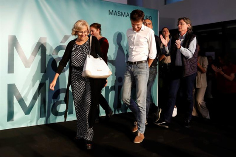 La alcaldesa de Madrid, Manuela Carmena, acompañado del candidato de esta formación a la Comunidad de Madrid Íñigo Errejón, tras su comparecencia para valorar los resultados de las elecciones del 26-M. EFE/ Ballesteros