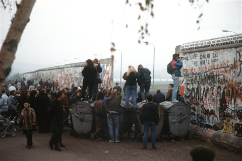 Ciudadanos de Alemania Occidental en un hueco abierto en el Muro de Berlín en la Potsdamer Platz en noviembre, 1989. Foto: US Department of Defense
Ciudadanos de Alemania Occidental en un hueco abierto en el Muro de Berlín en la Potsdamer Platz en noviembre, 1989. Foto: US Department of Defense
