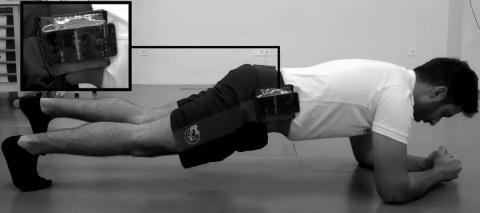 Figura 3. Plancha frontal unipodal con acelerometría integrada en un smartphone. Laboratorio de Biomecánica y Salud, Author provided Figura 3. Plancha frontal unipodal con acelerometría integrada en un smartphone. Laboratorio de Biomecánica y Salud, Author provided