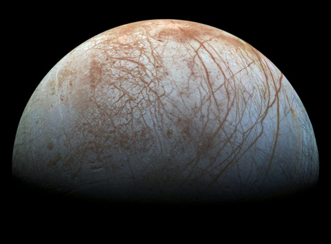 Europa, satélite natural de Júpiter, está compuesto principalmente por silicatos y tiene una corteza de hielo de agua . Cuenta con una leve atmósfera de oxígeno, entre otros gases. Su superficie estriada es la más lisa de los objetos conocido del Europa, satélite natural de Júpiter, está compuesto principalmente por silicatos y tiene una corteza de hielo de agua . Cuenta con una leve atmósfera de oxígeno, entre otros gases. Su superficie estriada es la más lisa de los objetos conocido del