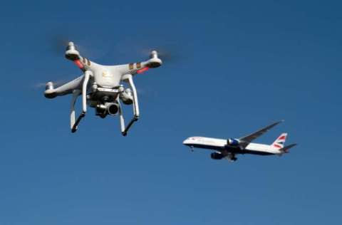Unos drones domésticos paralizaron el aeropuerto de Gatwick.
Unos drones domésticos paralizaron el aeropuerto de Gatwick.
