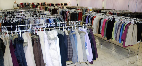 El modelo del fast-fashion consiste en renovar las colecciones de los escaparates cada tres semanas para crear una falsa sensación de obsolescencia que incentiva un hiperconsumo insostenible. NEUMIARZHYTSKI VALERY / Shutterstock