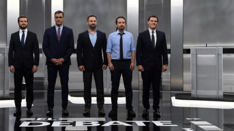  Casado, Sánchez, Abascal, Iglesias y Rivera posan ante las cámaras en la Academia de Televisión en los instantes previos al debate electoral del 4 de noviembre de 2019. Juan Carlos Hidalgo / EFE