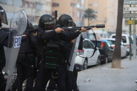 Policías cargan contra los estudiantes que se han manifestado en apoyo al sector del metal a 23 de noviembre 2021 en Cádiz (Andalucía).- Nacho Frade / Europa Press Policías cargan contra los estudiantes que se han manifestado en apoyo al sector del metal a 23 de noviembre 2021 en Cádiz (Andalucía).- Nacho Frade / Europa Press