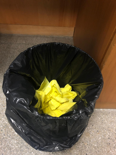 Una papelera con los lazo amarillos que Cayetana Álvarez de Toledo retiró de TVE.