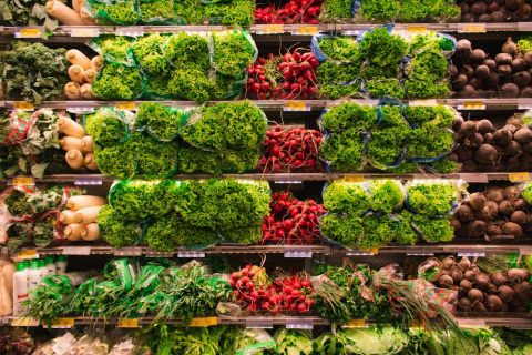
 En los supermercados, los vegetales se conservan en condiciones de luz. Matheus Cenali/Pexels

