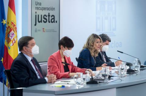  (I-D) El ministro de Agricultura, Pesca y Alimentación, Luis Planas; la ministra Portavoz, Isabel Rodríguez; la vicepresidenta segunda y ministra de Trabajo y Economía Social, Yolanda Díaz, y el ministro de Inclusión, Seguridad Social y Migraciones,