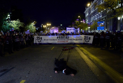  Una mujer protagoniza una performance en una manifestación convocada por Movimiento Feminista contra la violencia machista, a 25 de noviembre de 2021, en Madrid.- Jesús Hellín / Europa Press