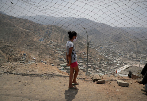  Una joven en el asentamiento humano de Buena Vista en el distrito de Villa María del Triunfo, en Lima, durante la cuarentena por la covid-19. Perú es uno de los países más afectados por la pandemia con más de 120.000 muertos en los últimos doce mes