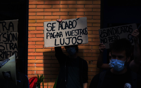 Un estudiante sostiene un cartel en el que se lee 'Se acabó pagar vuestros lujos' durante una concentración convocada por el sindicato 'Estudiantes en Lucha' en la residencia Galileo Galilei, en Valencia, Comunidad Valenciana (España), a 14 de octubre Un estudiante sostiene un cartel en el que se lee 'Se acabó pagar vuestros lujos' durante una concentración convocada por el sindicato 'Estudiantes en Lucha' en la residencia Galileo Galilei, en Valencia, Comunidad Valenciana (España), a 14 de octubre