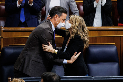 El presidente del Gobierno, Pedro Sánchez (d) y la ministra de Trabajo Yolanda Díaz se abrazan en una sesión plenaria en el Congreso de los Diputados, a 3 de febrero de 2022, en Madrid (España).- EUROPA PRESS El presidente del Gobierno, Pedro Sánchez (d) y la ministra de Trabajo Yolanda Díaz se abrazan en una sesión plenaria en el Congreso de los Diputados, a 3 de febrero de 2022, en Madrid (España).- EUROPA PRESS