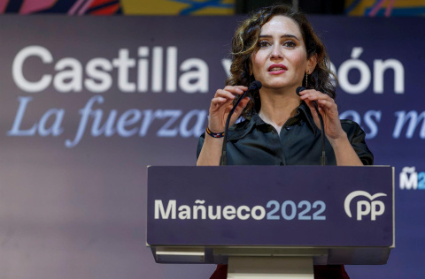 La presidenta de la comunidad de Madrid, Isabel Díaz Ayuso, durante el acto electoral para las elecciones autonómicas en Castilla y León celebrado este viernes en Burgos. EFE/Santi Otero