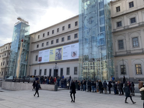 Colas de visitante ante el Museo nacional Centro de Arte Reina Sofía (Madrid). MNCARS Colas de visitante ante el Museo nacional Centro de Arte Reina Sofía (Madrid). MNCARS