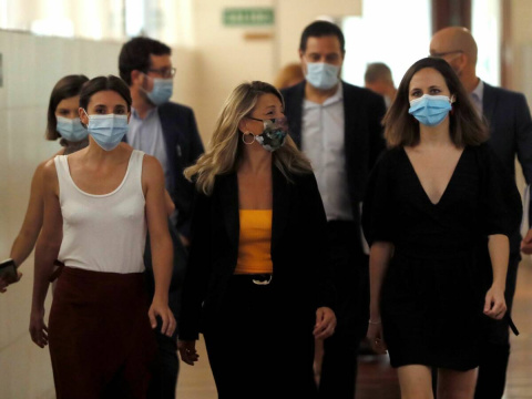 Las ministras de Trabajo y Economía Social, Yolanda Díaz (c); Igualdad, Irene Montero (i); y de Derechos Sociales y Agenda 2030, Ione Belarra. (EFE)