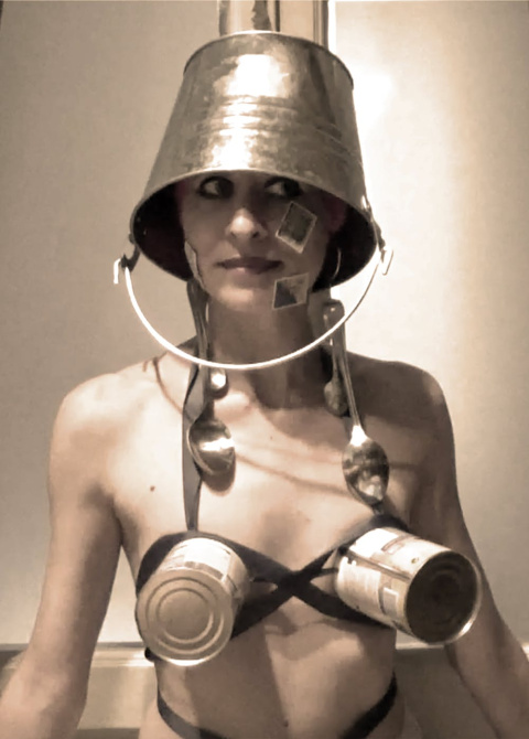 Homenaje a la Baronesa Dadá y sus objetos corporales, por Elia Torrecilla (baronesa) y Gloria G. Durán. Miguel Molina Alarcón, Author provided