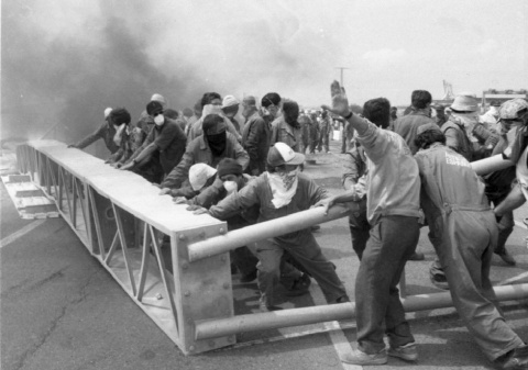  Trabajadores de Astilleros Españoles colocan una barricada durante sus protestas en septiembre de 1995. EFE