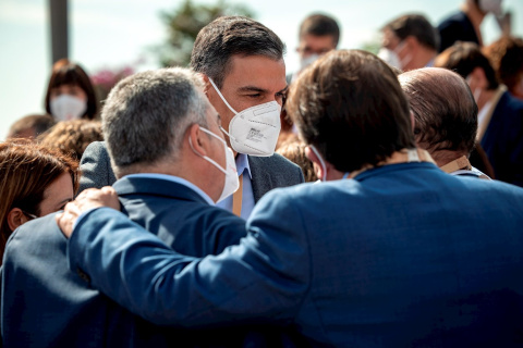 El presidente del Gobierno y secretario general del PSOE, Pedro Sánchez, con otros dirigentes socialistas a su llegada a las instalaciones de la Feria de Valencia, lugar que acoge el 40 Congreso Federal del PSOE. EFE/ Biel Aliño