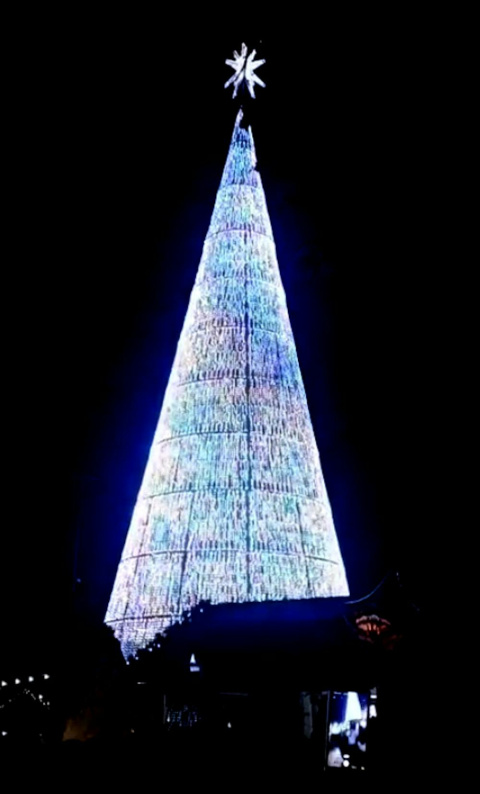 
 Árbol de luces de Navidad en el puerto de Barcelona. Eric Sánchez Sánchez, Author provided
