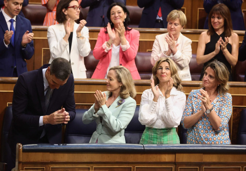  El presidente del Gobierno, Pedro Sánchez (i), aplaude a la bancada socialista tras intervenir en la primera jornada de la 26 edición del Debate sobre el Estado de la Nación, en el Congreso de los Diputados, a 12 de julio de 2022, en Madrid (España).