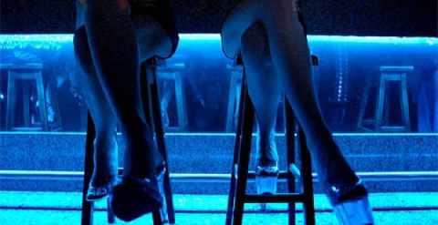 Dos mujeres en la barra de un club.- EFE
