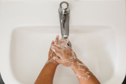 La medida más eficaz consiste en lavarse las manos con agua caliente durante 20 segundos. Hafiez Razali/ Shutterstock La medida más eficaz consiste en lavarse las manos con agua caliente durante 20 segundos. Hafiez Razali/ Shutterstock