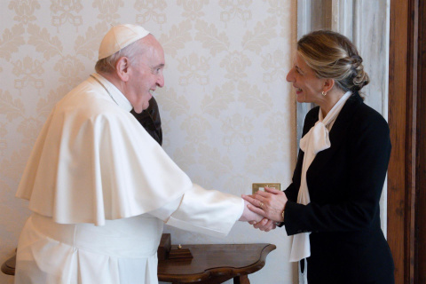 Una imagen proporcionada por los medios de comunicación del Vaticano muestra al Papa Francisco reuniéndose con la ministra española de Trabajo y Economía Social, Yolanda Díaz Pérez (derecha) en el Vaticano, el 11 de diciembre de 2021.- EFE Una imagen proporcionada por los medios de comunicación del Vaticano muestra al Papa Francisco reuniéndose con la ministra española de Trabajo y Economía Social, Yolanda Díaz Pérez (derecha) en el Vaticano, el 11 de diciembre de 2021.- EFE