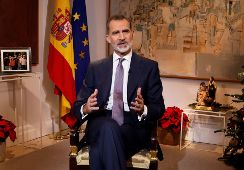 El rey Felipe VI pronuncia su tradicional mensaje de Nochebuena, el octavo de su reinado. EFE/Ballesteros/POOL