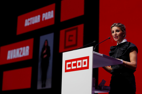  La vicepresidenta segunda y ministra de Trabajo y Economía Social, Yolanda Díaz, pronuncia un discurso durante el Congreso confederal del sindicato Comisiones Obreras (CCOO) este sábado en el hotel Auditorium de Madrid.- EFE/Mariscal