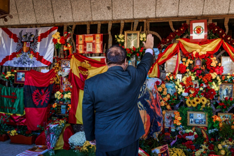  20 de noviembre de 2020, España, Mingorrubio: un franquista frente a la tumba de Franco en su aniversario de muerte.- Indira / DAX vía ZUMA Wire / dpa