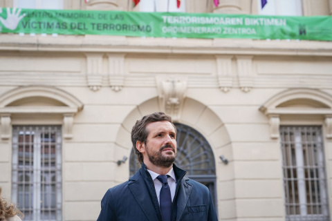  El líder del PP, Pablo Casado, responde a los medios durante una visita al Centro Memorial de Víctimas del Terrorismo (FCMVT), a 22 de noviembre de 2021, en Vitoria, Euskadi, (España).- EUROPA PRESS