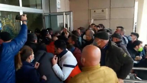 Momento en el que los asaltantes intentan entrar al Ayuntamiento de Lorca Momento en el que los asaltantes intentan entrar al Ayuntamiento de Lorca