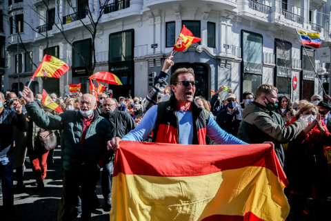  Varias personas se manifiestan para apoyar a Díaz Ayuso, en la sede del Partido Popular, a 20 de febrero de 2022, en Madrid (España). - EUROPA PRESS