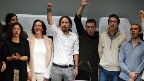 Los dirigentes de Podemos durante el acto de proclamación de Pablo Iglesias como secretario general. (EFE) Los dirigentes de Podemos durante el acto de proclamación de Pablo Iglesias como secretario general. (EFE)
