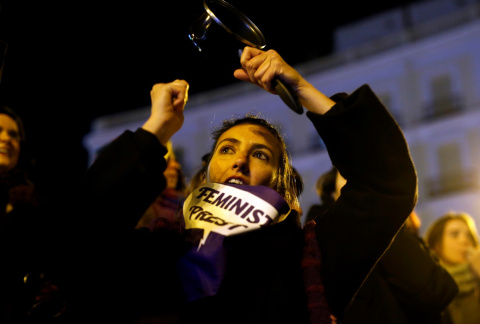 Una mujer protesta en una cacerolada en Madrid durante la previa del 8M, día de la Mujer Trabajadora. REUTERS/Javier Barbancho Una mujer protesta en una cacerolada en Madrid durante la previa del 8M, día de la Mujer Trabajadora. REUTERS/Javier Barbancho