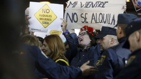 Protesta contra los vientres de alquiler en Madrid. (EFE) Protesta contra los vientres de alquiler en Madrid. (EFE)