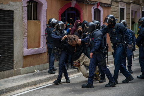  Antidisturbios se llevan a una de las personas que ha intentado paralizar el desahucio de un vecino enfermo de la Barceloneta.- Lorena Sopêna / Europa Press