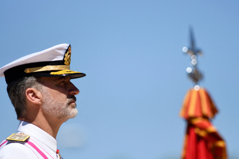 El rey Felipe VI de España asiste a un desfile con motivo del Día de las Fuerzas Armadas españolas en Sevilla el 1 de junio de 2019. CRISTINA QUICLER / AFP
