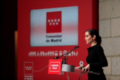  La presidenta de la Comunidad de Madrid, Isabel Díaz Ayuso, presenta la reunificación de tarifas de transporte público para 129 municipios de la región, en un acto celebrado este sábado en la Real Casa de Correos.- EFE/Fernando Alvarado