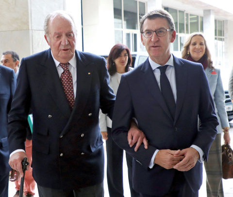 El rey emérito Juan Carlos I (i) y el presidente nacional del PP, Alberto Núñez Feijóo, en una foto de archivo.- EFE
