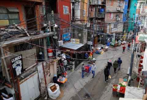 Vista del barrio bonaerense de Villa 31, con sus vecinos con mascarillas protectoras. REUTERS/Agustin Marcarian  